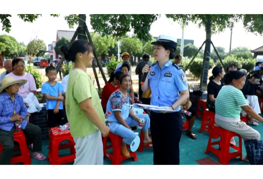 “平安乡村 警企同行”交通安全巡回宣传活动走进安康乡