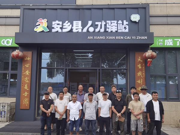 人才驿站叉车司机合影.jpg 人才驿站叉车司机合影.jpg