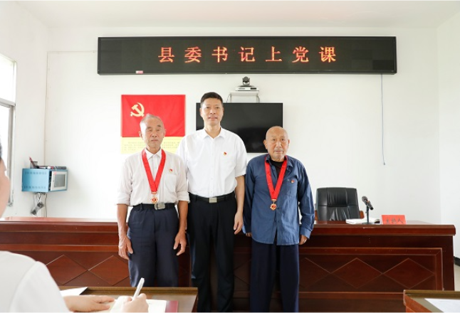 王先波到安全乡大港村 开展“七一”走访慰问并上专题党课