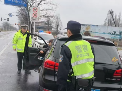 安乡交警：春节我在岗 荧光绿的坚守只为你平安