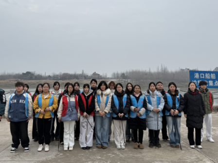 “河小青”在行动：返乡大学生开展冬季净河志愿服务