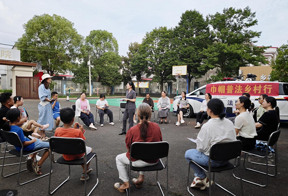 巾帼普法进屋场 法治护航暖人心