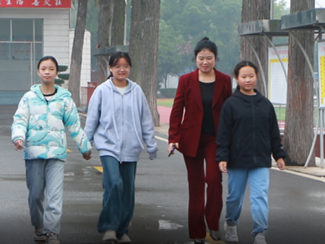 【立德树人 砥砺前行】安乡县第三中学教师魏芳：以爱为犁，深耕教育的原野