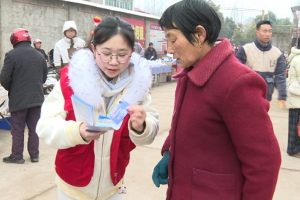 安乡大学生普法进官垱镇：春节前集市吹来法治春风