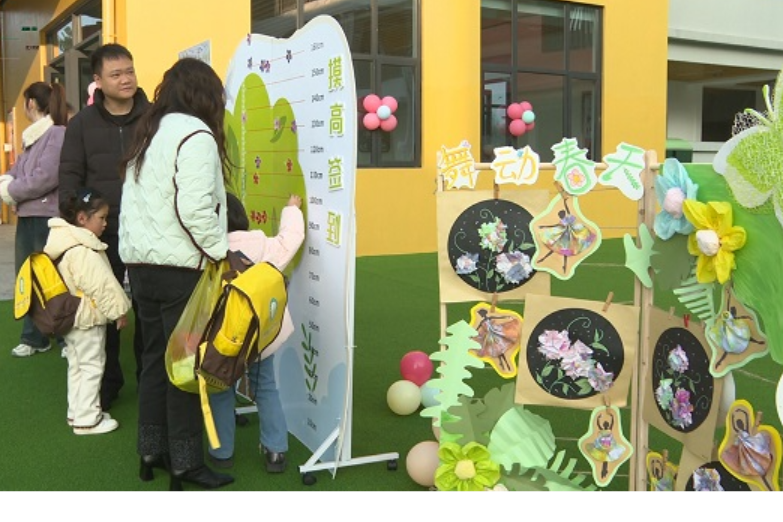 安乡三幼举办“花漾”入园礼 贴花领种携手“播种春天”