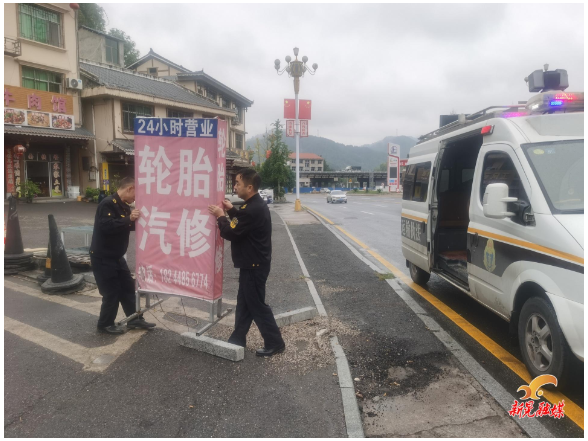 新晃交通运输综合行政执法大队全力清障 打造“畅安舒美”的路域环境