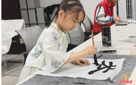 新晃图书馆“墨香侗韵”国庆书法成长营火热开启