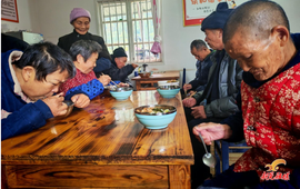 武陵山下慈善村 长辈食堂暖民心