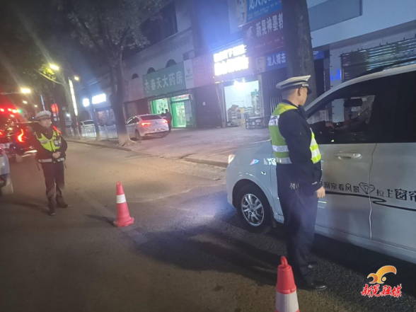 新晃公安局交通管理中心开展冬季夜查整治行动