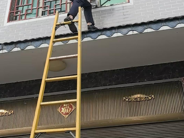 鱼市派出所:紧急破门！一场与时间赛跑的生命救援