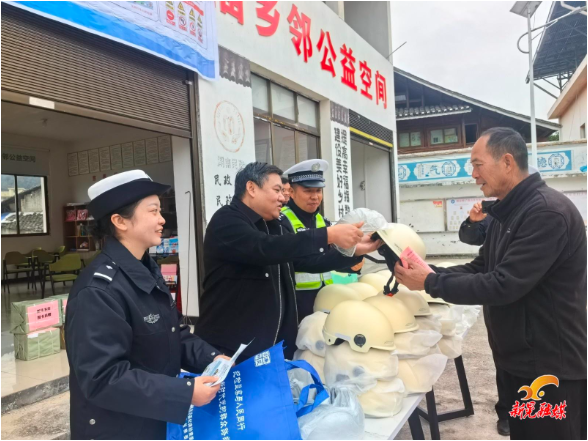 新晃公安局交通管理中心到扶罗镇开展“122全国交通安全日”主题宣传活动