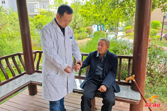 荣凯物业党支部携手县人民医院开展爱心义诊活动