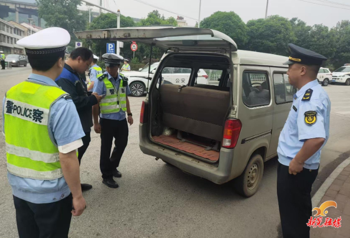 新晃、芷江两地交警联合开展农村道路交通安全综合整治行动