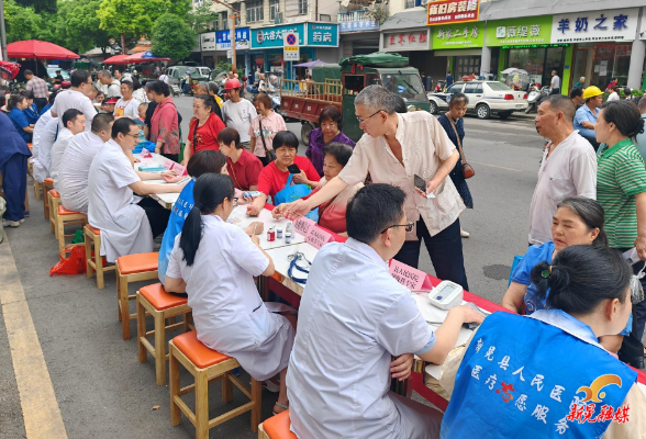 我县开展“世界家庭医生日”义诊宣传活动
