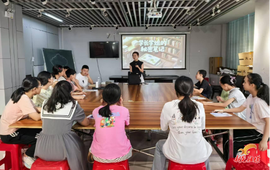 新晃：名师送“福利” 侗乡学子争做“笔杆子”