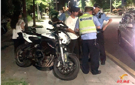 新晃交通管理中心开展未成年人违法骑行夜查整治行动