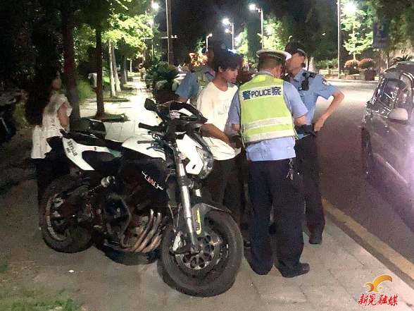 新晃交通管理中心开展未成年人违法骑行夜查整治行动