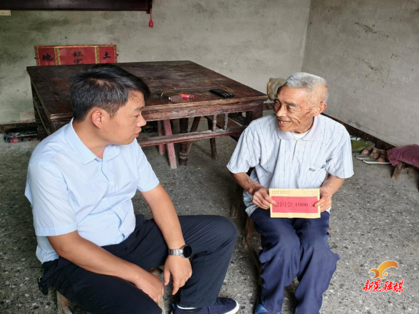 凉伞镇开展“七一”走访慰问老党员活动
