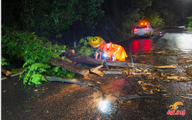 新晃公路建设养护中心：冒雨奋战4小时 G320线紧急抢通