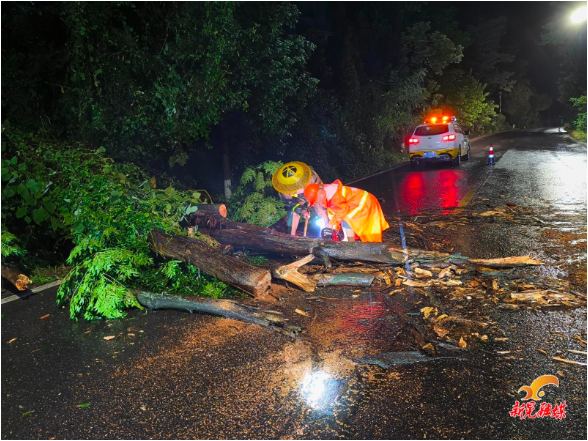 新晃公路建设养护中心：冒雨奋战4小时 G320线紧急抢通