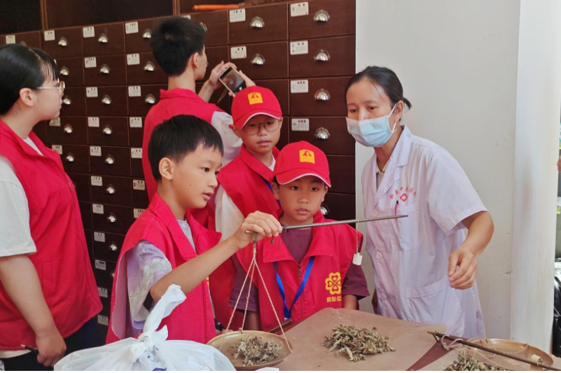 雷锋青少年沉浸式体验中医药文化