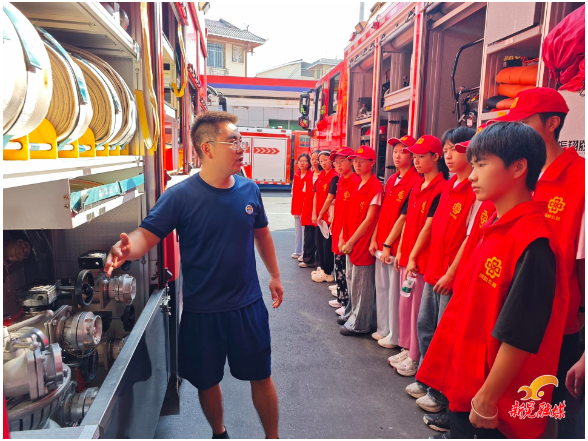 雷锋青少年走进消防大队 零距离体验“火焰蓝”
