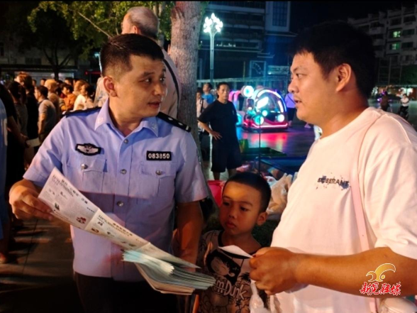 反诈宣传进广场 筑牢防骗“安全墙”