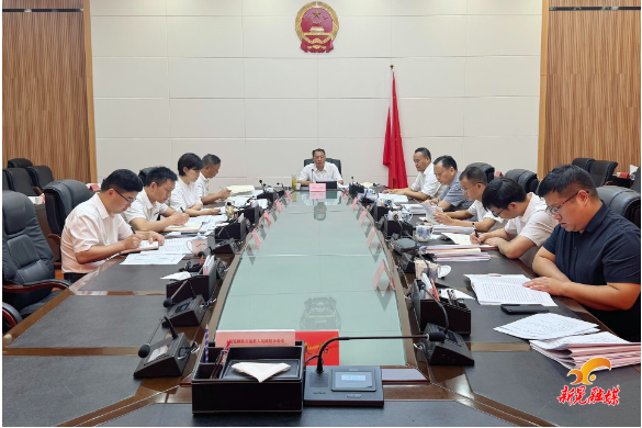 杨鹏主持召开县委理论学习中心组2025年第十一次集体学习