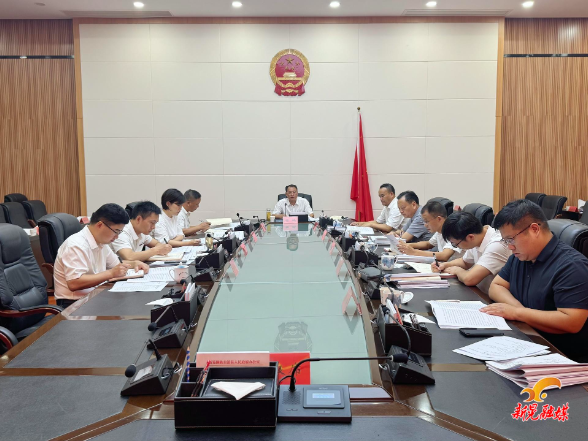 杨鹏主持召开县委理论学习中心组2025年第十一次集体学习