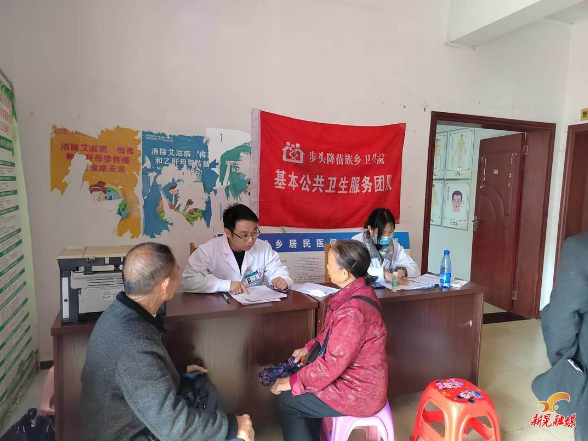 步头降苗族乡卫生院利用赶集日开展家庭医生签约便民服务
