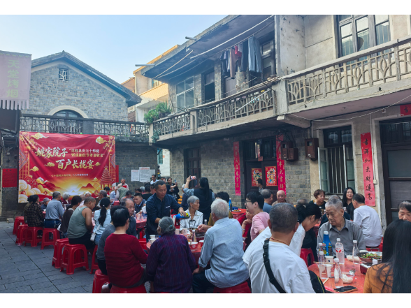 龙溪社区姚家院子举办“喜迎县庆七十华诞暨重阳佳节孝老敬老”百户长拢宴活动