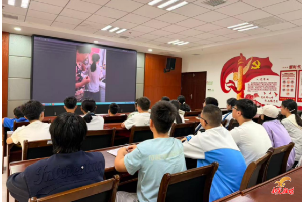 新晃图书馆联合新晃同心公益社会工作服务中心开展重阳主题教育活动