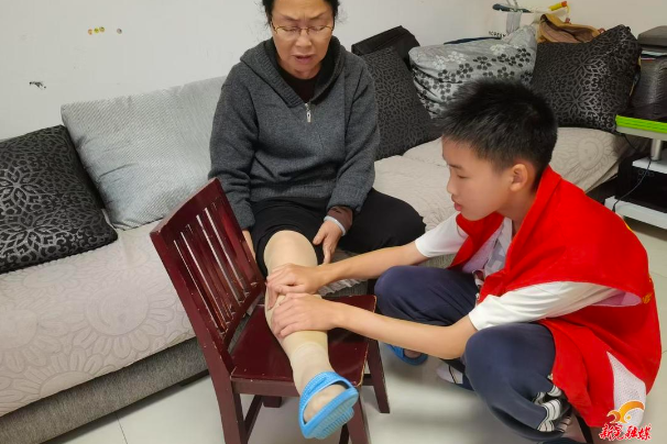 新晃雷锋青少年居家践行敬老传统