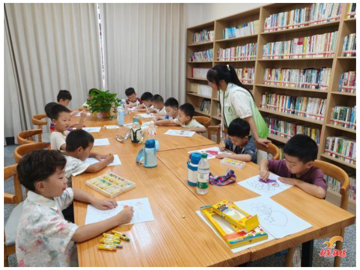 晃州镇开展“童心绘华诞，稚笔赞祖国”迎国庆主题绘画活动