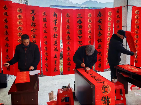 凉伞镇：笔墨传情迎新年 义写春联暖人心