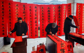 凉伞镇：笔墨传情迎新年 义写春联暖人心