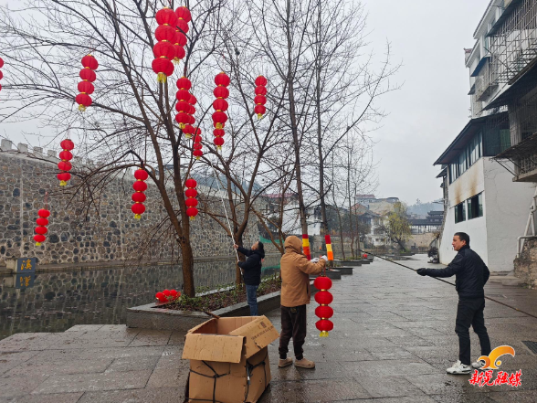 新春走基层丨县城管局：红灯笼映亮年味，精心营造春节氛围