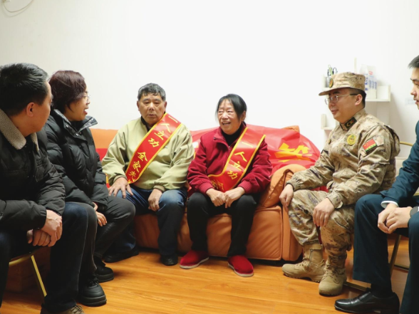 新春走基层丨立功喜报送到家 新春报喜添荣光