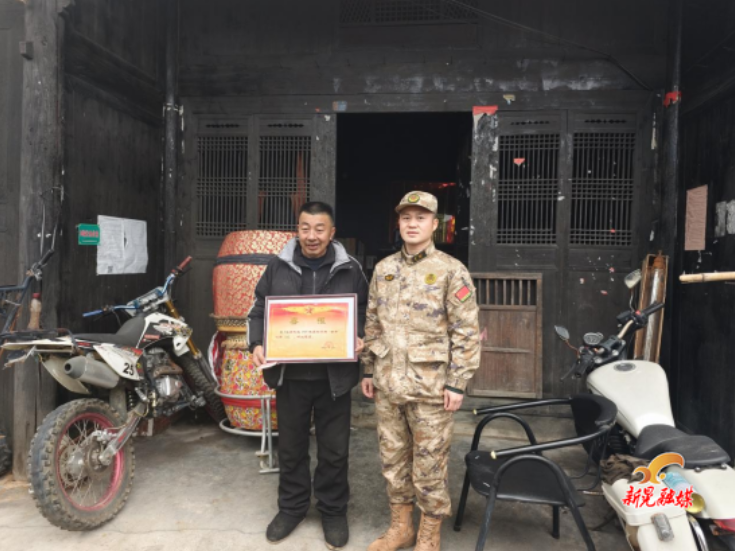 林冲镇多措并举送喜报 走访动员激发青年参军热情