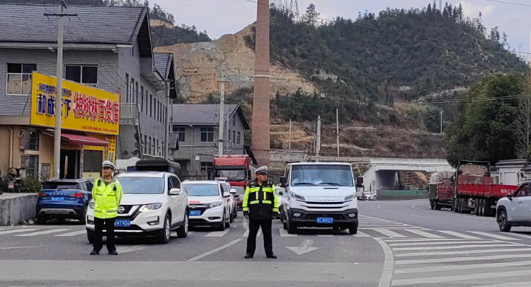 多方合力保畅通——县公安交管部门与各乡镇、交通执法部门联动护航返程高峰