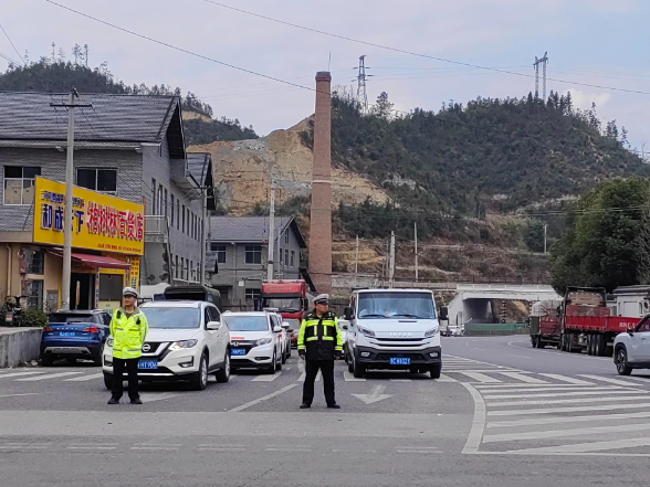 多方合力保畅通——县公安交管部门与各乡镇、交通执法部门联动护航返程高峰