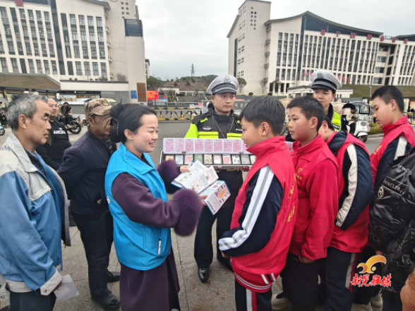 学雷锋践初心 普法护成长 ——新晃多部门联合开展“开学第一课”志愿宣传活动