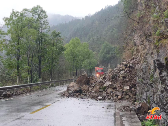 新晃禾滩镇242国道突发山体滑坡 公路部门迅速处置保畅通