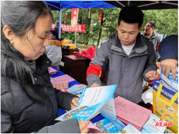 凉伞镇：锣鼓喧天庆华诞 边界同心筑团结