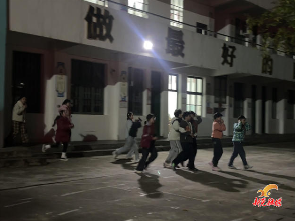 波洲镇中心小学：夜间突袭练应急 平安校园筑防线