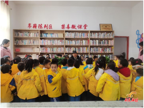 巧手传侗韵 童心学雷锋