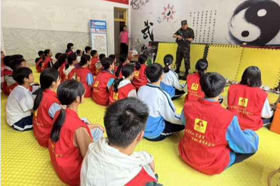 新晃开展雷锋青少年军事公益国防教育活动