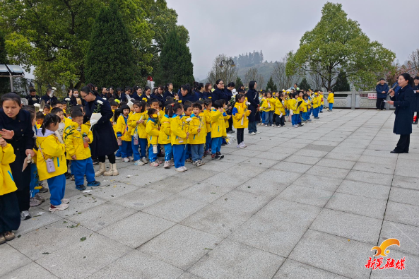 县幼儿园组织幼儿开展清明祭扫活动
