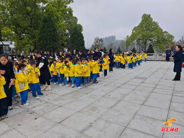 县幼儿园组织幼儿开展清明祭扫活动