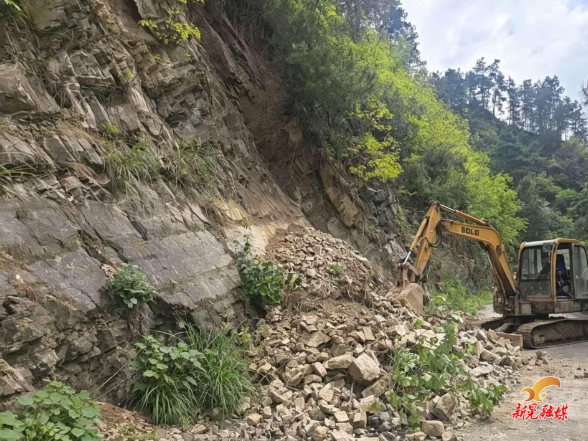 鱼市镇党员干部抢通塌方“民心路”